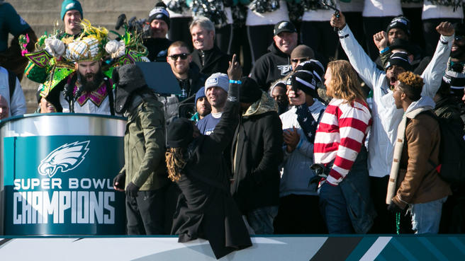 A+Day+of+Absence%3A+Eager+Eagles+Fans+Flock+to+Parade